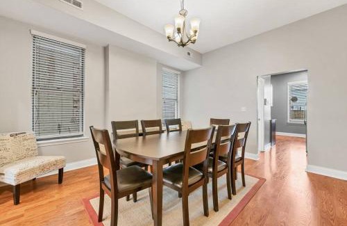 St. Louis House | St Louis Tower Grove Two-Story Townhome Perfect for Groups Side A