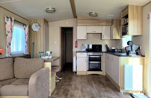 Clacton-on-Sea Cabin | St Osyth- Sleeps8-freeparking-wifi-holidaypark