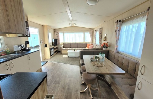 Clacton-on-Sea House | St Osyth- Sleeps8-freeparking-wifi-holidaypark