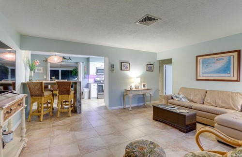 South Pinellas Community Council House | St Petersburg Home with Yard and Grill 2 Mi to Beach!
