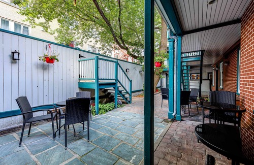 Vieux-Quebec-Cap-Blanc-colline Parlementaire Apartment | St. Ursule Two-Storey Oasis