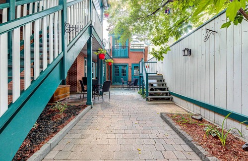 Vieux-Quebec-Cap-Blanc-colline Parlementaire Apartment | St. Ursule Two-Storey Oasis