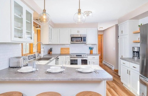 Ashwaubenon House | Stadium District Resch 3 BR Sleeps 8