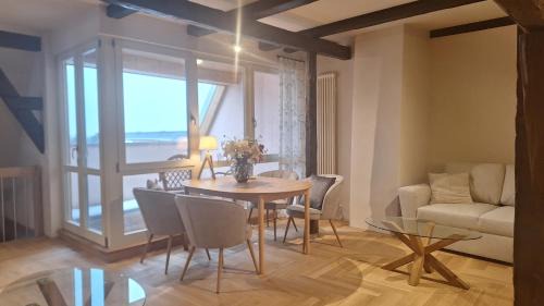 Bautzen Apartment | Stadtpalais Bellevue-Suite 3- Zimmer- Maisonettewohnung mit Dachterrasse maximal 4 Personen