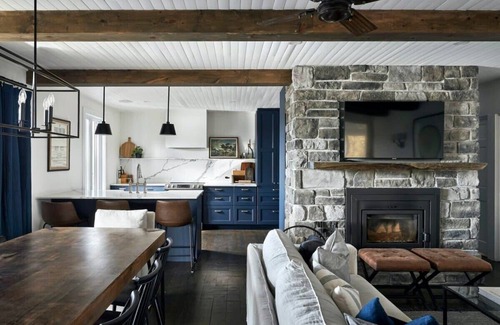 Val-des-Monts House | Staggering waterfront property on Lac Bataille