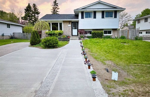 Port Elgin House | Stairway to Beach - Splendid 4 Bedroom Quite Home