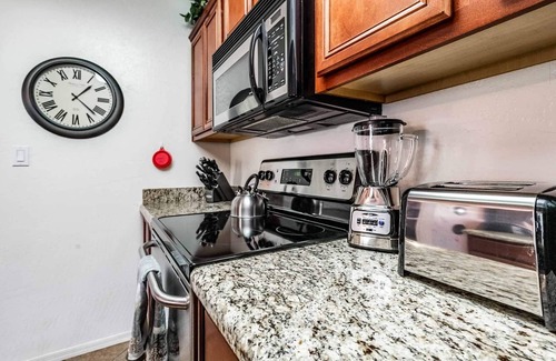 Oak Creek Condo | Stairway to Heaven, 2 min to pool, EV 2nd level charger on site!