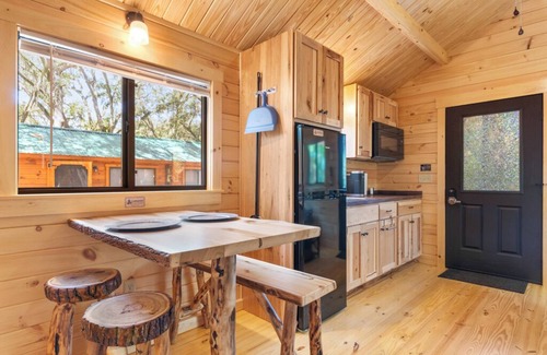 Thonotosassa Cabin | Standard Cabin with Porch - Happy Travelers RV Resort