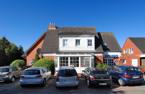 Neuharlingersiel House | Standard double room with balcony - Hotel garni Haus Am Meer