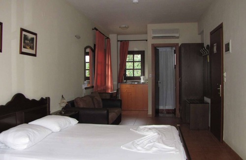 Kala Nera House | Standard studio ground/first floor for 2 adults+1 child - pool view #7/8