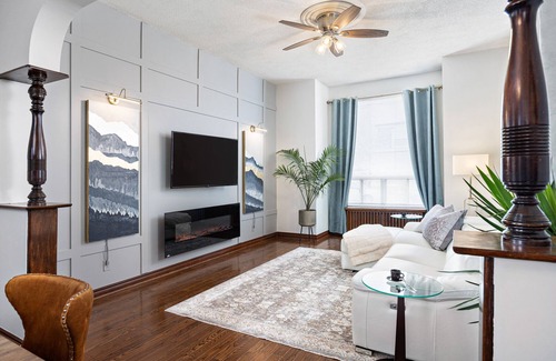 Little Portugal Apartment | Stanning Spacious 2 Bedroom Aptm & 2 Parkings ! 5 min to Toronto Downtown
