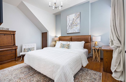 Little Portugal Apartment | Stanning Spacious 2 Bedroom Aptm & 2 Parkings ! 5 min to Toronto Downtown