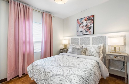 Little Portugal Apartment | Stanning Spacious 2 Bedroom Aptm & 2 Parkings ! 5 min to Toronto Downtown