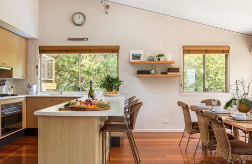 Stanwell Park House | Stanwell Beach Glass House – walk to beach