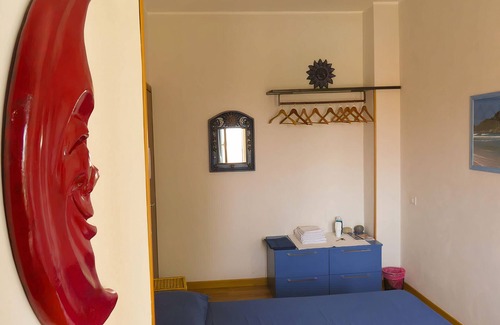 Cagliari House | Stanza con vista sulla città storica, letto matrimoniale e bagno condiviso