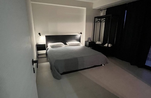 Milazzo Bed & Breakfast | Stanza matrimoniale climatizzata con balcone e bagno privato