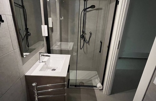 Milazzo Bed & Breakfast | Stanza matrimoniale climatizzata con balcone e bagno privato