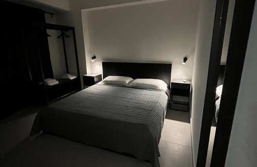 Milazzo Bed & Breakfast | Stanza matrimoniale climatizzata con balcone e bagno privato