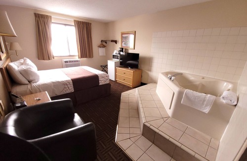 Detroit Lakes Hotel | Star of The Lakes