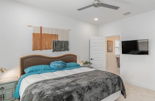 Mahncke Park House | Star Point Spacious Family Townhome with Roof Deck