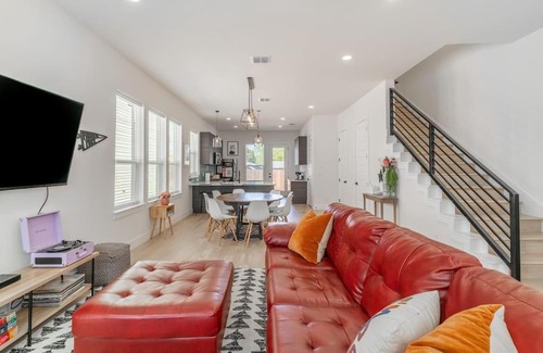 Mahncke Park House | Star Point Spacious Family Townhome with Roof Deck