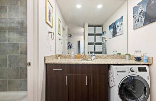 Prairie Village Apartment | ★✪Star Wars✪KING BD✪No Stairs!✪Fast Wifi✪Dedicated Covered Parking✪★