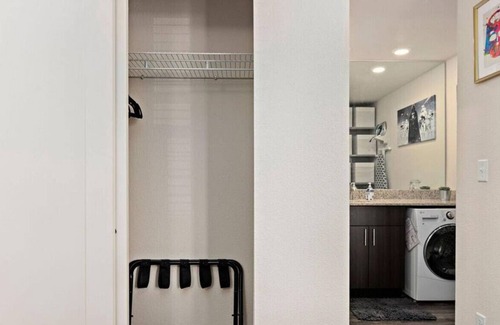 Prairie Village Apartment | ★✪Star Wars✪KING BD✪No Stairs!✪Fast Wifi✪Dedicated Covered Parking✪★