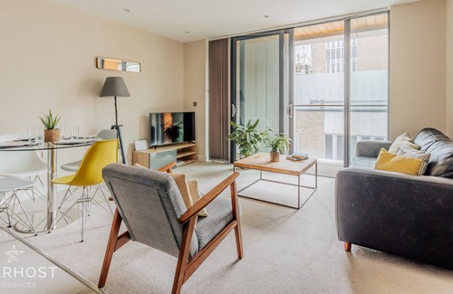 Guildford Apartment | StarHost Residences | Modern Stylish 2 Bedroom Apartment in Guildford