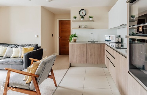 Guildford Apartment | StarHost Residences | Modern Spacious 2 Bed Apartment in the Centre of Guildford