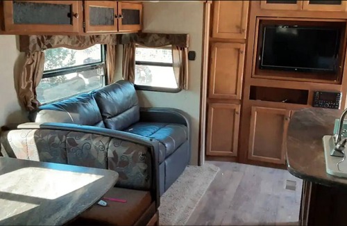 Utopia House | STARLIGHT DELUXE RV