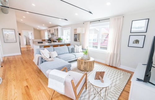 Prospect Hill Apartment | Starlight: Gorgeous 2-bedroom, Skylights, Close to Yale & Downtown New Haven