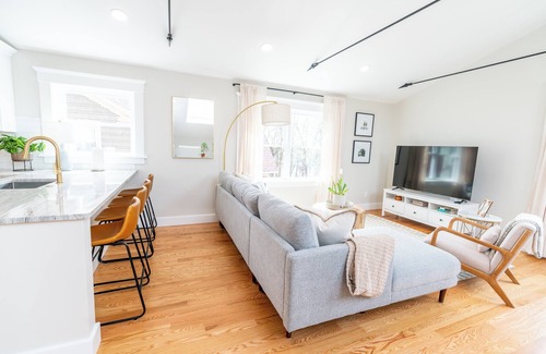 Prospect Hill Apartment | Starlight: Gorgeous 2-bedroom, Skylights, Close to Yale & Downtown New Haven