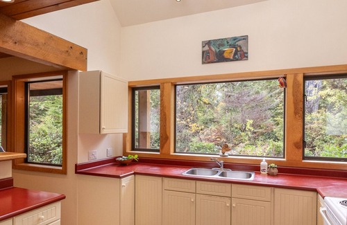 Tofino House | Starlight Retreat-Hot Tub, OD Shower, Cold Plunge!