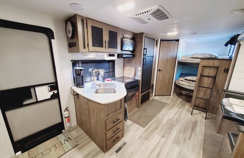 Alpine House | Starlight Sanctuary: Modern Off-Grid RV/Camper with A/C+Wifi Minutes from BBNP