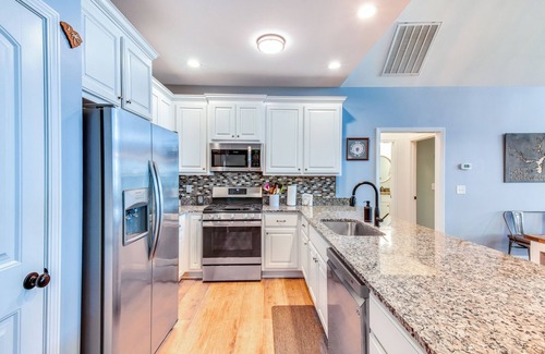 Dewy Rose House | Starr Rental on Lake Hartwell: Deck & Water View!