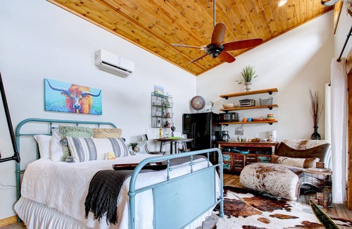 Hondo Cabin | Starry Skies & Seclusion | Tiny Home Getaway For 2