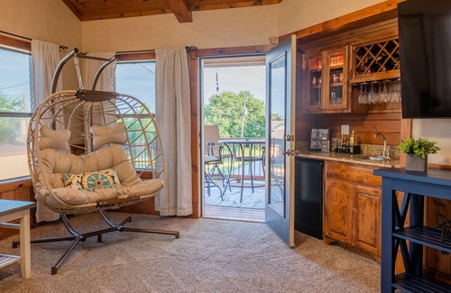 Pottsboro House | Stars on the Water: 2 king beds; walk to water; game room; wet bar; marina close