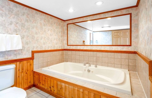 Streator Hotel | Starved Rock Motor Inn Travelodge by Wyndham