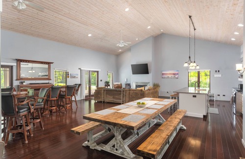 Ottawa House | Starved Rock Retreat - Private, Gated Entrance, 5 min from State Parks!