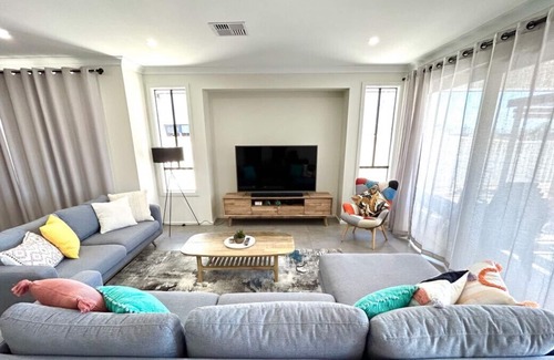 Wallaroo House | Stately Retreat - Brand New 4 Bedroom Home With Private Mariner Access