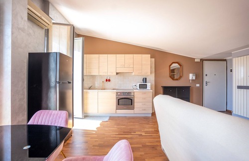 Pineta Apartment | Station Court & University Bright Apartment
