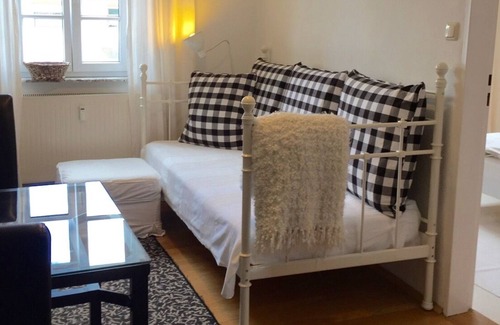 Langenneufnach Apartment | Staudenvilla - apartment rabbit, romantic garden, internet, children's house
