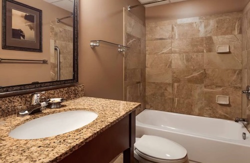 South Loop House | Stay Across from The Mall of America: Water Park, Indoor Pool and Free Breakfast