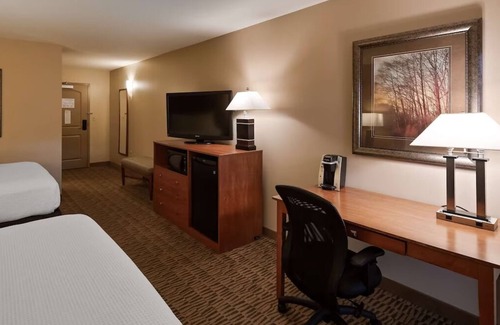 South Loop House | Stay Across from The Mall of America: Water Park, Indoor Pool and Free Breakfast