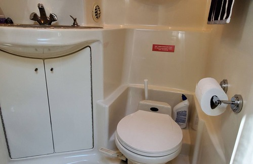 Central Boat Rental | Stay at 2 Bedrooms G Boat Vancouver Downtown Near BC Place with Bay View