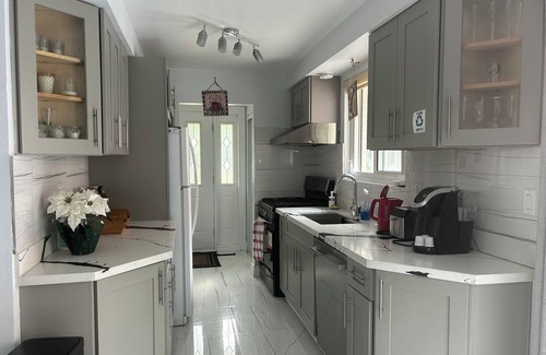 Richmond Hill House | Stay at a Greenery Neighborhood