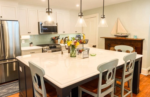Historic District House | Stay at Lux Red Door Gem with 3 Parking Spots