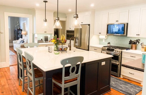 Historic District House | Stay at Lux Red Door Gem with 3 Parking Spots