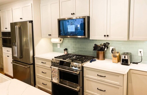 Historic District House | Stay at Lux Red Door Gem with 3 Parking Spots