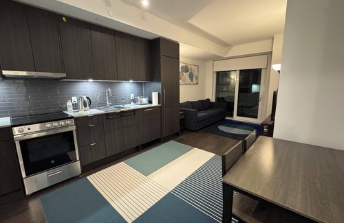 Downtown Mississauga Apartment | Stay at the Center of Square One